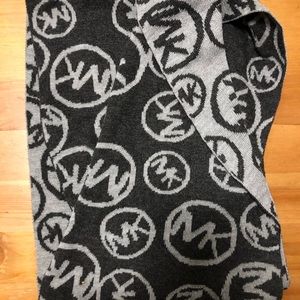 💕Michael Kors Infinity Scarf